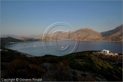 GRECIA - GREECE - Isole Cicladi - Amorgos - Baia di Kalotyri sulla costa nord occidentale vista dall'isoletta di Nikouria