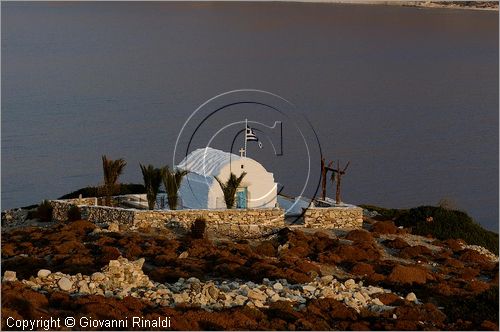 GRECIA - GREECE - Isole Cicladi - Amorgos - Baia di Kalotyri sulla costa nord occidentale vista dall'isoletta di Nikouria