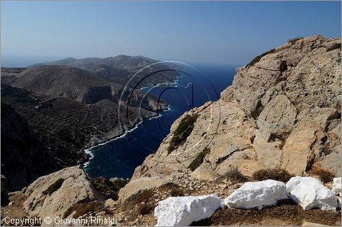 GRECIA - GREECE - Isole Cicladi - Folegandros - veduta della costa nord dal sentiero per la Panaghia