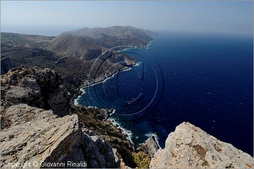 GRECIA - GREECE - Isole Cicladi - Folegandros - veduta della costa nord dal sentiero per la Panaghia sulla Plaka bay