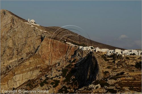 GRECIA - GREECE - Isole Cicladi - Folegandros - veduta della Hora sullo spettacolare costone roccioso e sopra la Panaghia