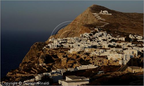 GRECIA - GREECE - Isole Cicladi - Folegandros - veduta della Hora sullo spettacolare costone roccioso e sopra la Panaghia