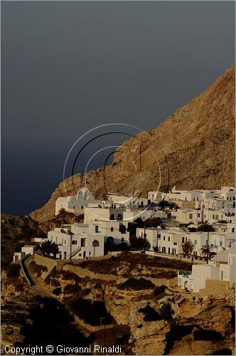 GRECIA - GREECE - Isole Cicladi - Folegandros - veduta della Hora sullo spettacolare costone roccioso