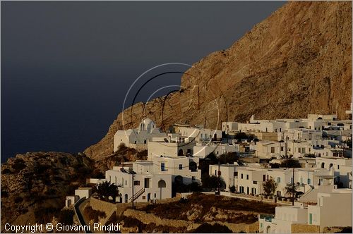 GRECIA - GREECE - Isole Cicladi - Folegandros - veduta della Hora sullo spettacolare costone roccioso