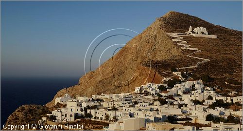 GRECIA - GREECE - Isole Cicladi - Folegandros - veduta della Hora sullo spettacolare costone roccioso e sopra la Panaghia