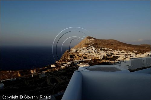 GRECIA - GREECE - Isole Cicladi - Folegandros - veduta della Hora sullo spettacolare costone roccioso e sopra la Panaghia