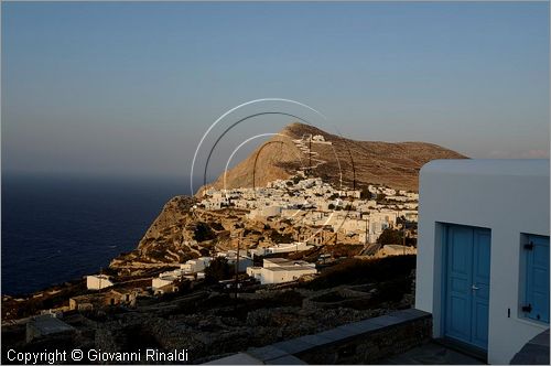 GRECIA - GREECE - Isole Cicladi - Folegandros - veduta della Hora sullo spettacolare costone roccioso e sopra la Panaghia