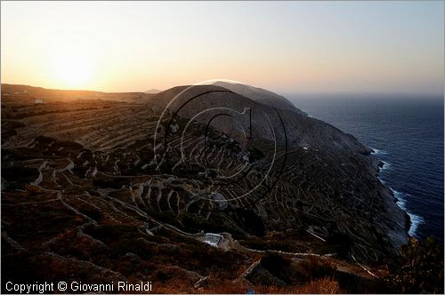 GRECIA - GREECE - Isole Cicladi - Folegandros - veduta della costa nord al tramonto da Hora