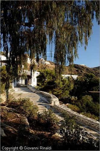 GRECIA - GREECE - Isole Cicladi - Ios -  lungo la strada che va dal porto alla Chora