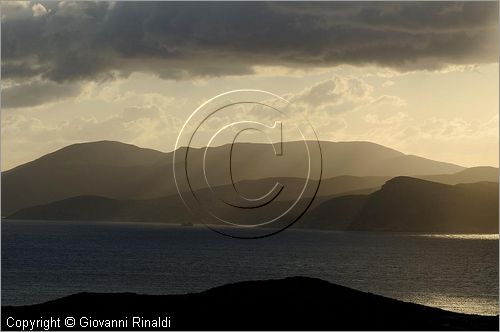 GRECIA - GREECE - Isole Cicladi - Ios - giochi di luce sull'isola di Sikinos