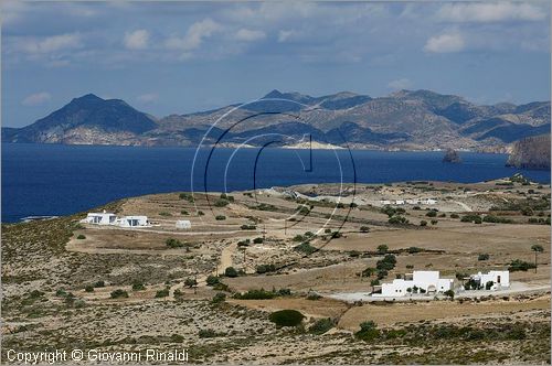 GRECIA - GREECE - Isole Cicladi - Milos - Costa nord - sullo sfondo l'isola di Kimolos