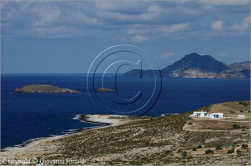 GRECIA - GREECE - Isole Cicladi - Milos - Costa nord - sullo sfondo l'isola di Kimolos