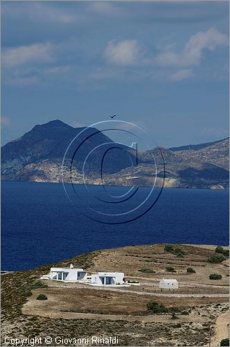 GRECIA - GREECE - Isole Cicladi - Milos - Costa nord - sullo sfondo l'isola di Kimolos