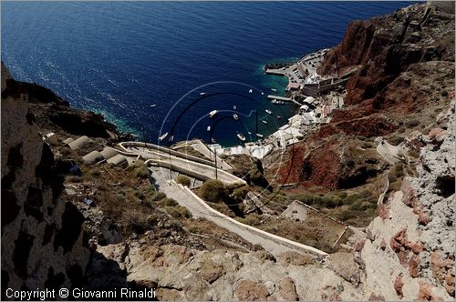 GRECIA - GREECE - Isole Cicladi - Santorini - Ammoudhi piccolo porticciolo ai piedi di Oia (La)