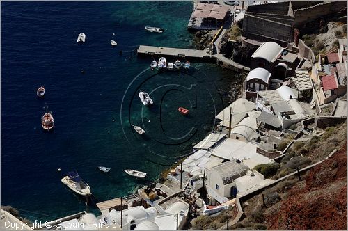 GRECIA - GREECE - Isole Cicladi - Santorini - Ammoudhi piccolo porticciolo ai piedi di Oia (La)