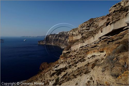GRECIA - GREECE - Isole Cicladi - Santorini - costa ovest presso Athinios Bay