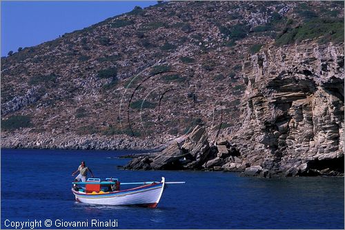 GREECE - Dodecanneso - Isola di Agathonissi (Gaidharos) - un pescatore sulla costa orientale