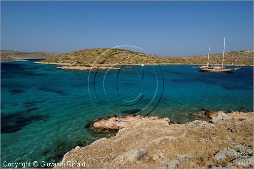 GRECIA - GREECE - Isole del Dodecaneso - Dodecanese Islands - Isola di Arki - costa sud tra le isolette di Macronisi, Tsouka e Kalovolos