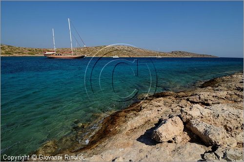 GRECIA - GREECE - Isole del Dodecaneso - Dodecanese Islands - Isola di Arki - costa sud tra le isolette di Macronisi, Tsouka e Kalovolos