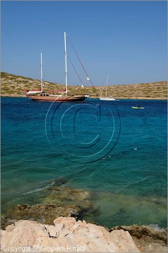 GRECIA - GREECE - Isole del Dodecaneso - Dodecanese Islands - Isola di Arki - costa sud tra le isolette di Macronisi, Tsouka e Kalovolos