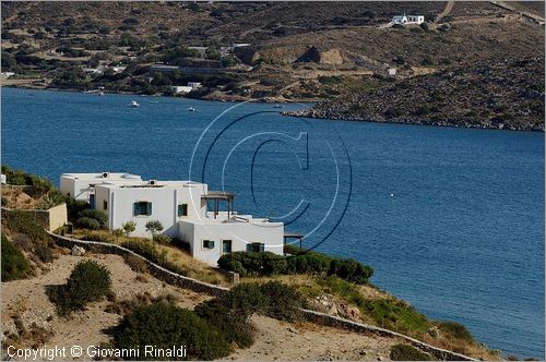 GRECIA - GREECE - Isole del Dodecaneso - Dodecanese Islands - Isola di Lipsi - Lipsos - Leipsi - case che si affacciano sulla Lipsi Bay