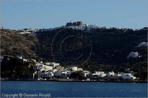 GRECIA - GREECE - Isole del Dodecaneso - Dodecanese Islands - Isola di Patmos - la baia di Skala, sopra la Hora con l'imponente monastero