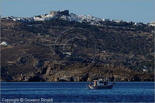 GRECIA - GREECE - Isole del Dodecaneso - Dodecanese Islands - Isola di Patmos - la baia di Skala, sopra la Hora con l'imponente monastero