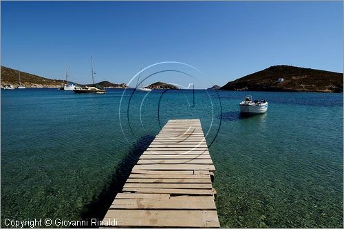 GRECIA - GREECE - Isole del Dodecaneso - Dodecanese Islands - Isola di Patmos - la costa presso Livadi tou Pothitou e l'isoletta di Aghios Georghios