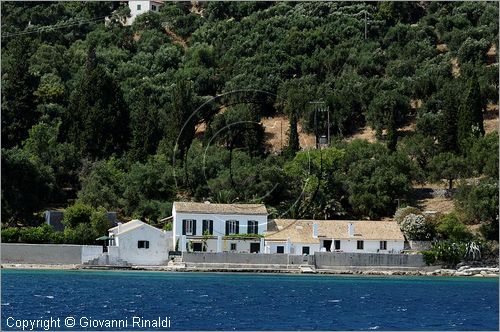 GRECIA - GREECE - Isole Ionie - Ionian Islans - Corf (Krkyra) - una casa sull'acqua sulla costa est presso Nisaki