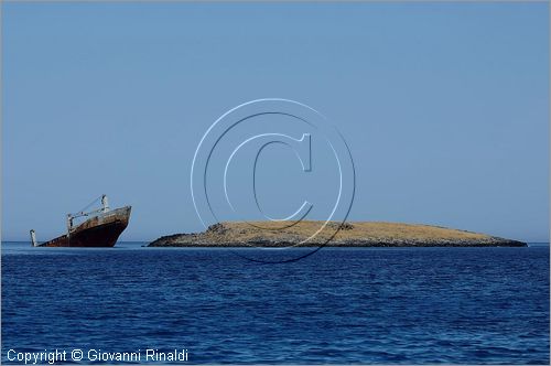 GRECIA - GREECE - Ionio Meridionale - Isola di Kithera (Kithira Citera) - costa nordest - relitto di nave sulla piccola isola di Fidinissi (Prasonissi) presso Diakofti
