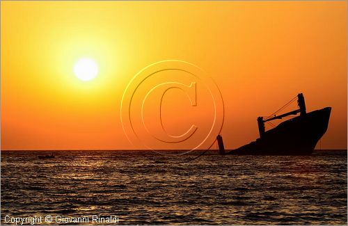 GRECIA - GREECE - Ionio Meridionale - Isola di Kithera (Kithira Citera) - costa nordest - relitto di nave sulla piccola isola di Fidinissi (Prasonissi) presso Diakofti all'alba