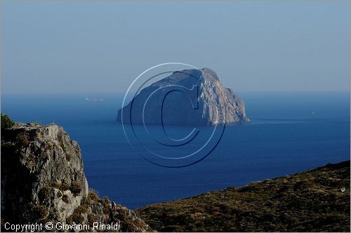 GRECIA - GREECE - Ionio Meridionale - Isola di Kithera (Kithira Citera) - costa sud - vista da Hora sull'isolotto Avgo