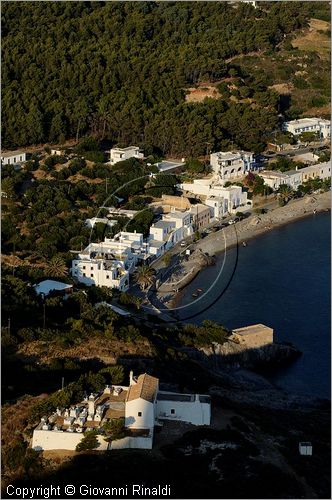 GRECIA - GREECE - Ionio Meridionale - Isola di Kithera (Kithira Citera) - costa sud - Kapsali visto da Hora