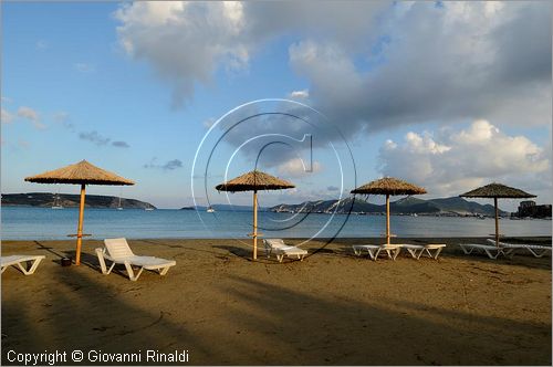 GRECIA - GREECE - Peloponneso - Methoni - la spiaggia che si apre nel golfo delimitato dalle isole di Sapientza e Skhiza
