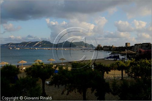 GRECIA - GREECE - Peloponneso - Methoni - la spiaggia che si apre nel golfo delimitato dalle isole di Sapientza e Skhiza