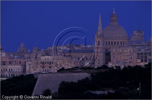 MALTA - MALTA ISLAND - Valletta - veduta notturna da Sliema - in primo piano Fort Manoel
