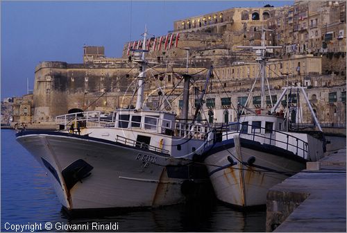 MALTA - MALTA ISLAND - Valletta - Barriera Wharf - pescherecci davanti al Fishmarket