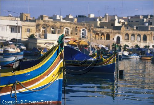 MALTA - MALTA ISLAND - Marsaxlokk - "luzu" le tipiche imbarcazioni colorate nella baia