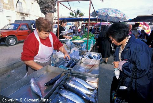 MALTA - MALTA ISLAND - Marsaxlokk - il mercato alimentare