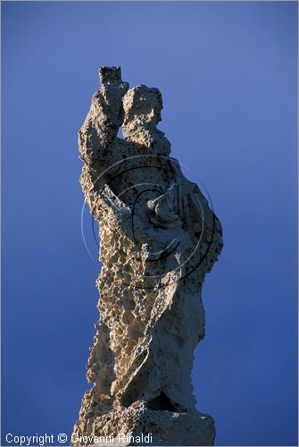 MALTA - MALTA ISLAND - una statua di pietra erosa dal vento
