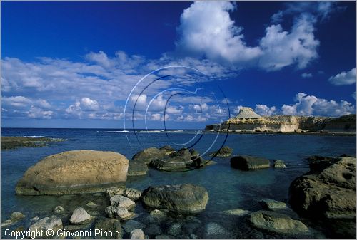 MALTA - GOZO ISLAND - la costa settentrionale presso Marsalforn - Xwejni Bay