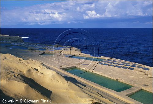 MALTA - GOZO ISLAND - la costa settentrionale presso Zebbug - saline a Ghain Barrani