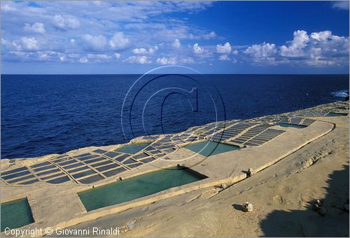 MALTA - GOZO ISLAND - la costa settentrionale presso Zebbug - saline a Ghain Barrani