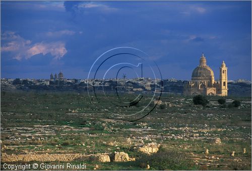 MALTA - GOZO ISLAND - Xewkija - La Rotunda (St John the Baptist) vista dalla scogliera di Ta' Cenc