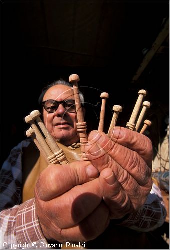 MALTA - GOZO ISLAND - San Lawrenz - l'artigiano Giuseppe Grima costruisce con il tornio le spolette per il tombolo