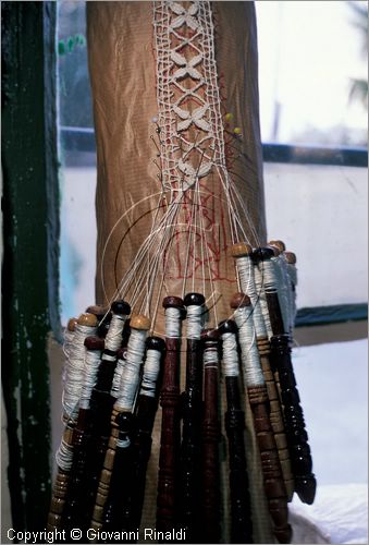 MALTA - GOZO ISLAND - San Lawrenz - artigianato della lavorazione di ricamo al tombolo
