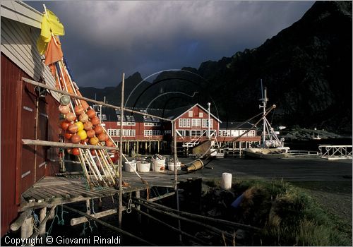 NORWAY - NORVEGIA - ISOLE LOFOTEN - Moskenes - il villaggio A con le tipiche rorbu (casette dei pescatori)