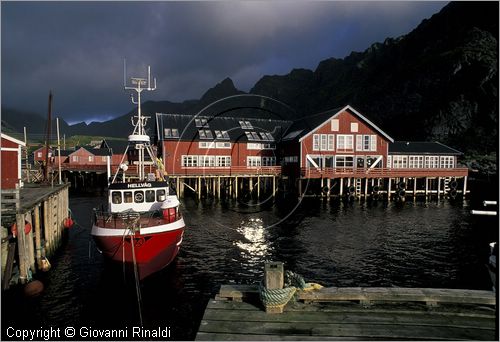 NORWAY - NORVEGIA - ISOLE LOFOTEN - Moskenes - il villaggio A con le tipiche rorbu (casette dei pescatori)