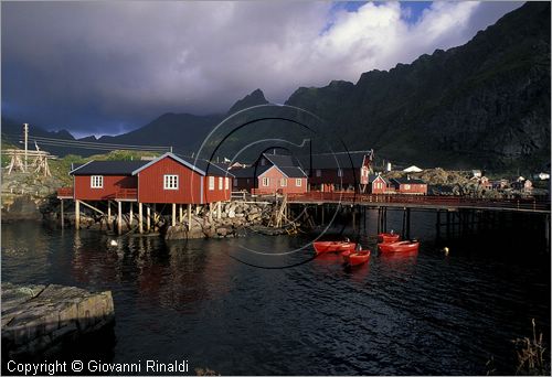 NORWAY - NORVEGIA - ISOLE LOFOTEN - Moskenes - il villaggio A con le tipiche rorbu (casette dei pescatori)