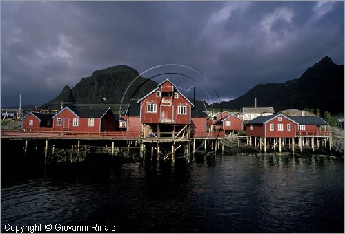 NORWAY - NORVEGIA - ISOLE LOFOTEN - Moskenes - il villaggio A con le tipiche rorbu (casette dei pescatori)